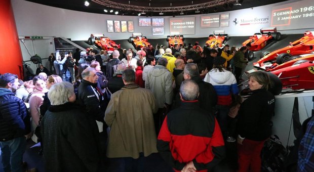 Schumacher, a Maranello in fila tifosi della Ferrari da tutto il mondo