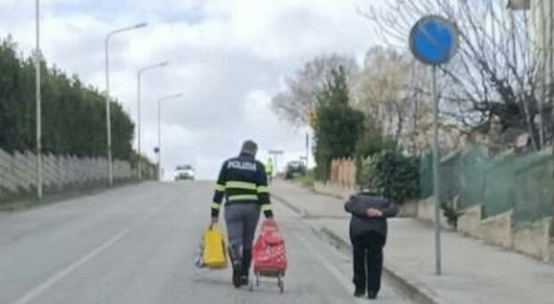 Il poliziotto aiuta l’anziana a portare la spesa a casa: il gesto immortalato da un vicino