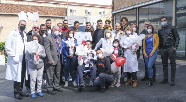 La visita dei giocatori del Padova ai bambini ricoverati in Pediatria, per portare loro le uova di cioccolato
