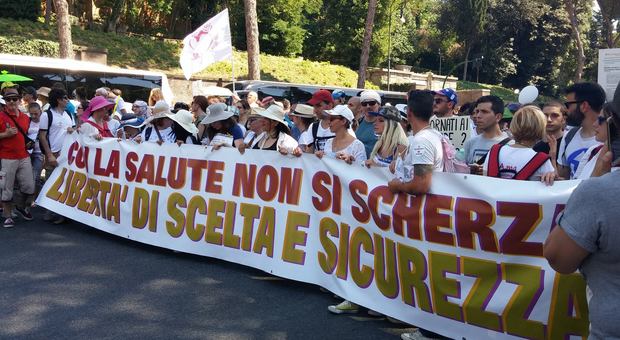 Vaccini obbligatori a scuola, a Roma sfila il corteo Free vax: «No a coercizione»