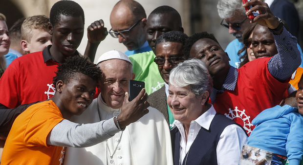 Papa Francesco ai politici: «L'accoglienza ai migranti ha dei limiti, serve prudenza»