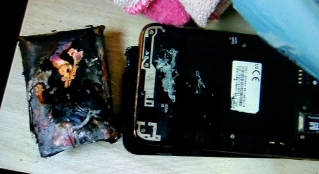 Scoppia lo smartphone: letto a fuoco, bimba di tre mesi avvolta dalle fiamme