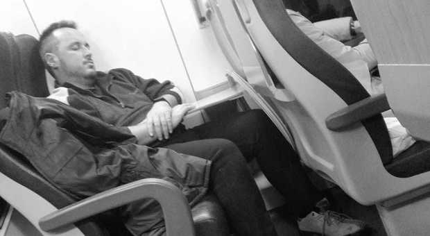 Solidarietà a Venezia. La foto simbolo: l'elettricista crolla esausto in treno
