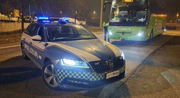 Gli autisti del Flixbus sono ubriachi: i passeggeri chiamano la polizia e si salvano