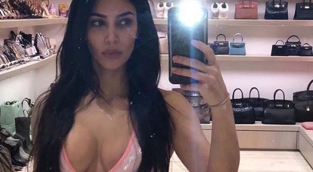 Un selfie supersexy di Kim Kardashian, e il bacio infuocato con il marito Kanye West.