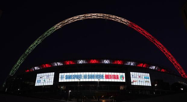 Wembley illuminato con il tricolore: Inghilterra e Italia unite nelle difficoltà