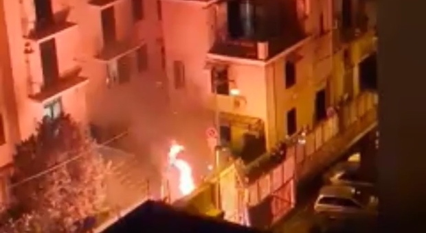 Fucarazzo di Sant’Antonio, i giovani non rinunciano al “cippo” e danno vita a un rogo in strada a Materdei