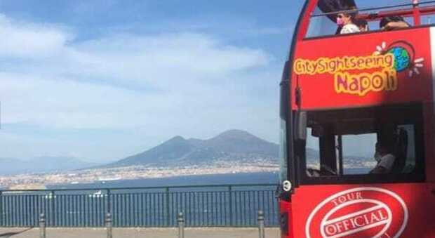 Stop ai bus City Sightseeing Napoli, incontro con l'azienda: ma è ancora fumata nera per i lavoratori