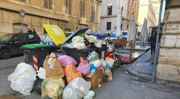 Roma, flop porta a porta nel rione Monti: servizio carente e i rifiuti finiscono per strada