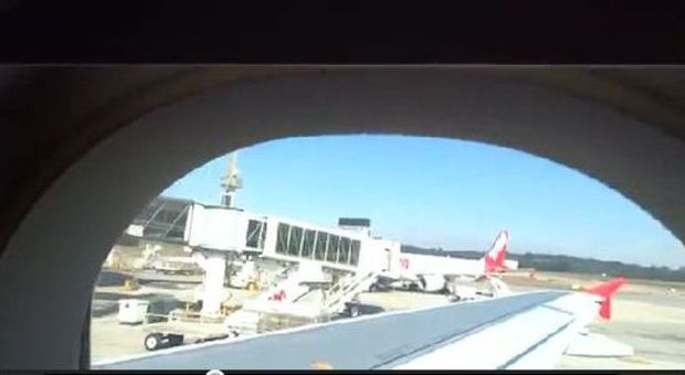 Il finestrino dell'aereo si stacca, la hostess: «Non c'è da preoccuparsi»| Video