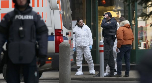 Spari in uin ristorante nel centro di Vienna, almeno due feriti