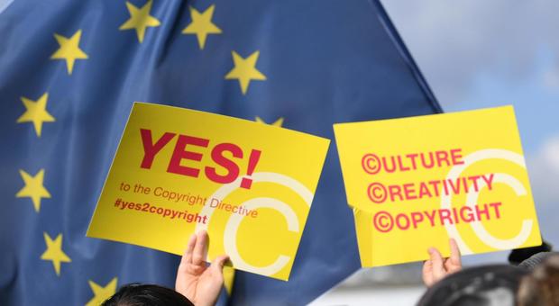 Copyright, approvata la riforma Ue: cosa cambia per i media e gli utenti di internet