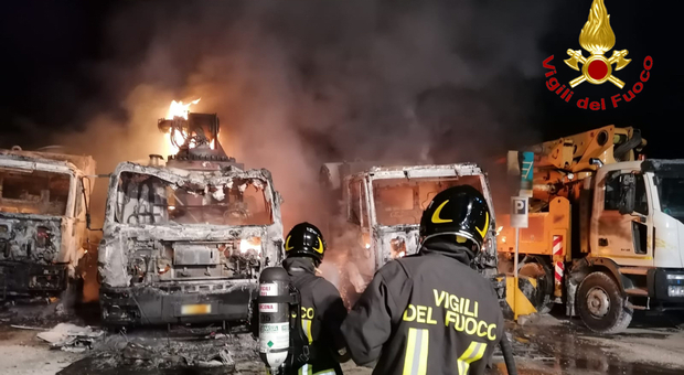 Tre camion divorati dalle fiamme: l'intervento dei vigili del fuoco