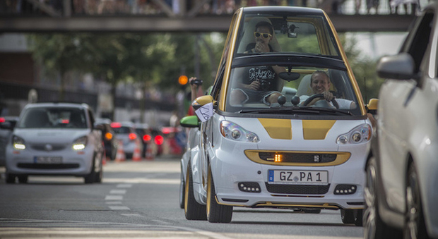 Una smart in versione papamobile per le strade di Amburgo