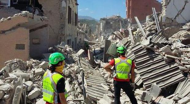 Terremoto, Accumoli, il sindaco ordina l'evacuazione del paese: «Gravi pericoli»