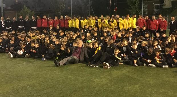 Lezione di calcio con il Benevento per i ragazzi del Caravaggio Village