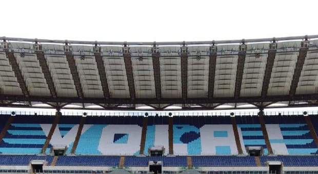 Lazio, l'Olimpico si veste di biancoceleste: un'aquila stilizzata e la scritta vola in tribuna Tevere