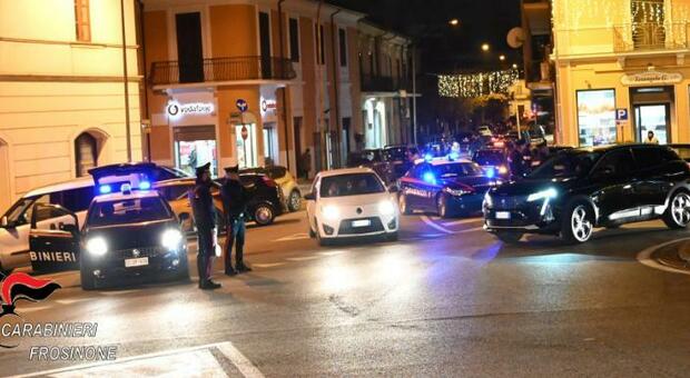 Insulti e calci alle auto, arrivano i carabinieri e li aggredisce: giovane arrestato