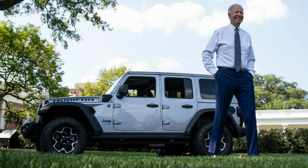 Il presidente Joe Biden con una Jeep Rubicon
