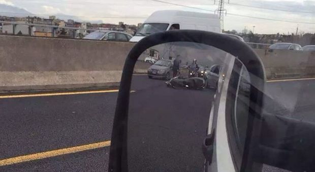 Napoli, terribile incidente in autostrada: centauro si schianta contro il guardrail e muore