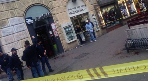 Roma, 35enne accoltellato in strada a Prati da due uomini: è grave