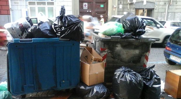 I sacchi di rifiuti invadono le strade di Napoli