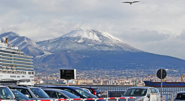 Napoli, è arrivata la neve: fiocchi in zona collinare e Vesuvio imbiancato