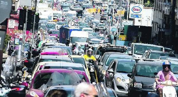 Universiadi col caos traffico, il Comune studia le modifiche: «Bus e taxi sulla preferenziale»