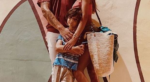 immagine Belen e Stefano in vacanza a Ibiza con Santiago, mentre i fan sognano una nuova gravidanza
 