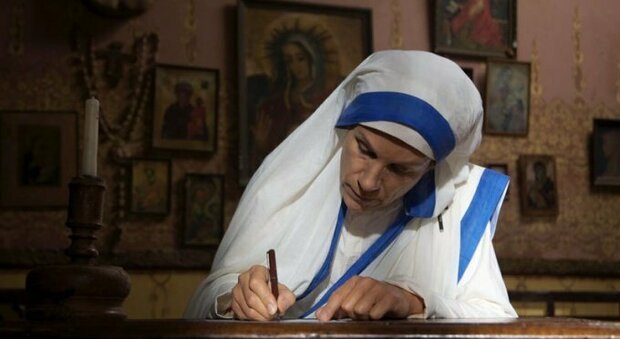 Stasera in tv, martedì 31 agosto su Rai 1 «Le lettere di Madre Teresa»: curiosità e trama del film con Juliet Stevenson