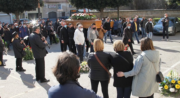 Operaio morto al porto di Taranto, momenti strazianti ai funerali: «Non ci sono parole»