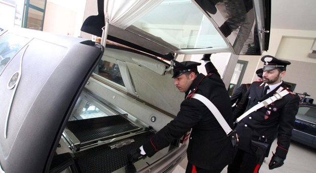 Defunto sul carro funebre non in regola, bltiz dei carabinieri durante i funerali