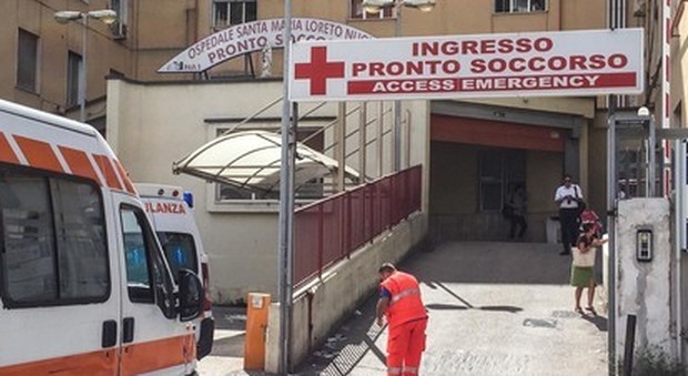 Napoli, donna operata all'ospedale: i medici dimenticano una pinza nell'addome