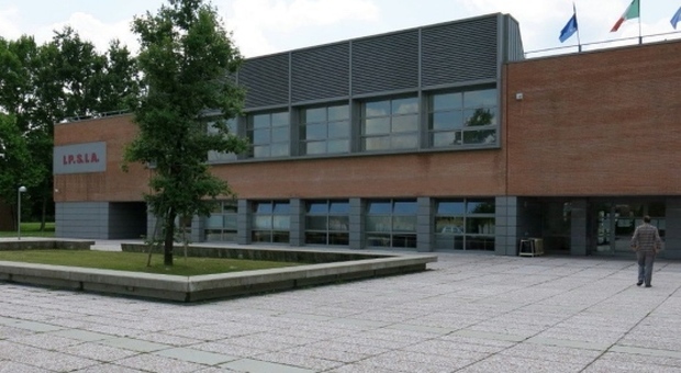 La facciata principale dell'istituto scolastico Carniello di Brugnera