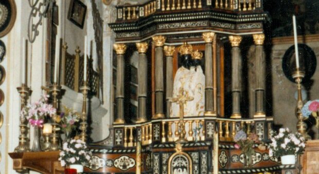 La Madonna di Loreto ha abiti troppo sfarzosi, don Sergio la sveste: «Maria era una donna povera»