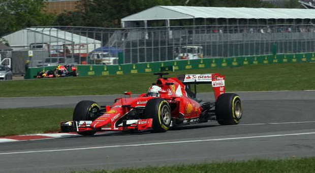 Guasto elettronico, Vettel è solo 15° La prima fila è tutta della Mercedes