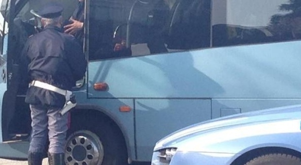 Autista di bus scolastico senza riposo: multato dalla polizia