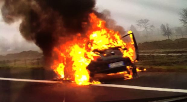L'auto incendiata in A4