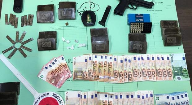 Cocaina, hashish e una pistola in casa: arrestato