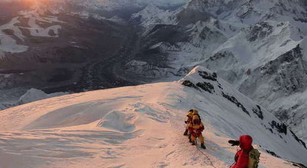 Valanga sull'Everest, almeno 14 morti. Molti dipersi