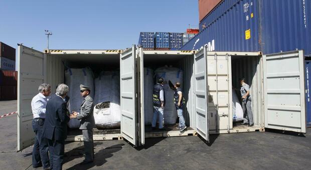 Da Napoli in Africa, sequestrate 70 tonnellate di rifiuti tossici al porto