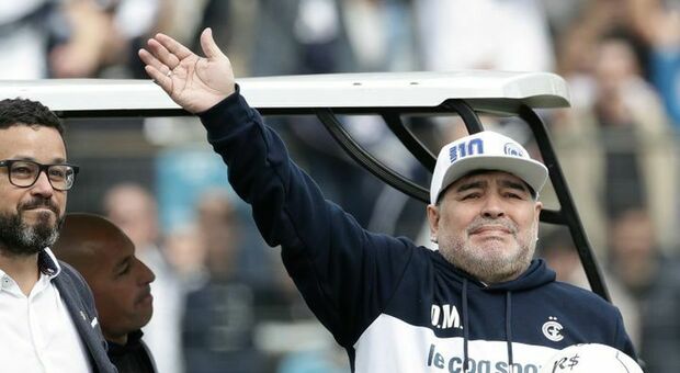 La denuncia delle figlie di Maradona: «Un piano per derubarlo»