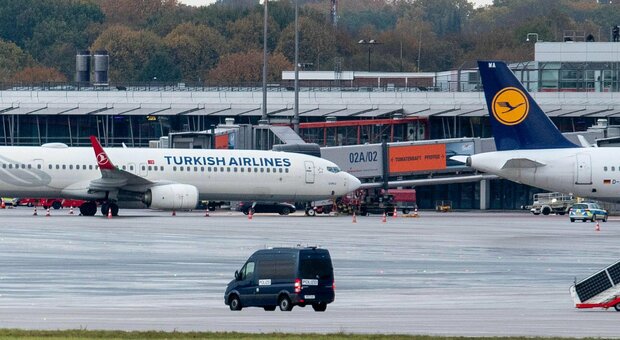 Amburgo, cosa è successo? Arrestato l'uomo che ha bloccato l'aeroporto: il dramma familiare, il rapimento della figlia e il volo per la Turchia. Cosa sappiamo
