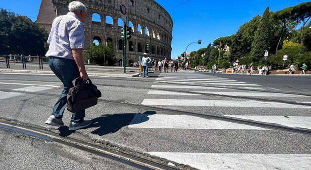 Malore a Roma, turista americano collassa e muore in strada davanti ai suoi familiari: choc in via Labicana