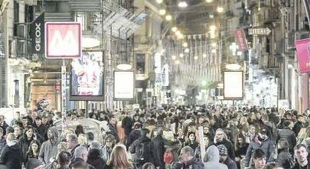 Sparano tra la folla, panico in via Toledo: simulata una «stesa» a Capodanno