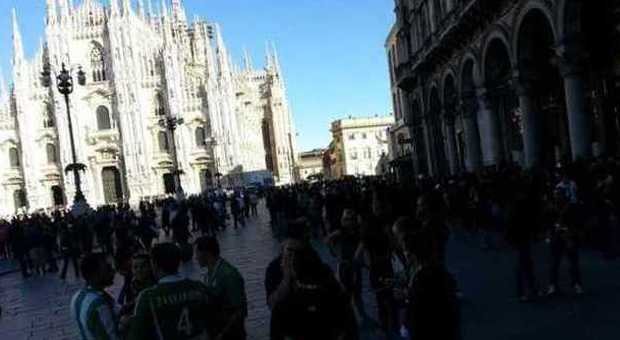 I tifosi del Saint Etienne sfilano in corteo: petardi e tensione in Piazza Duomo