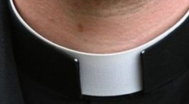 Il prete a messa: «Lascio l'abito talare». E i parrocchiani lo applaudono