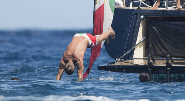 Lapo Elkann si tuffa in Costa Azzurra e promuove l'Italia: dietro al costume c'è il tricolore