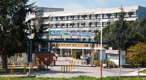 Napoli, sacchetti di rifiuti contro De Luca all'inaugurazione del reparto dell'ospedale
