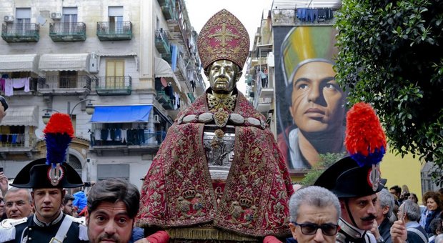 San Gennaro, riecco a Napoli la processione delle ampolle col sangue del patrono